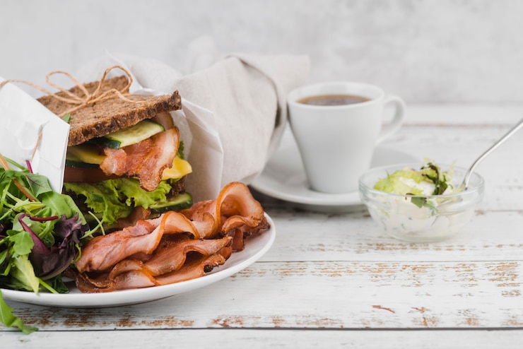 Foto gratuito sándwich de alto ángulo y café para el desayuno.