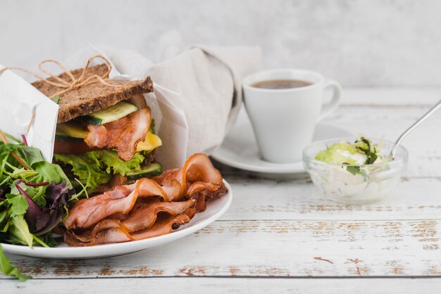 Sándwich de alto ángulo y café para el desayuno.