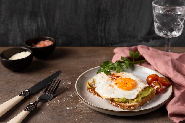 Sándwich de alto ángulo con huevo y guacamole