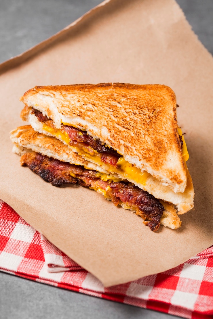 Foto gratuito sándwich de alto ángulo con tocino y queso