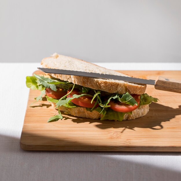 Sándwich de alto ángulo de tostadas con tomates