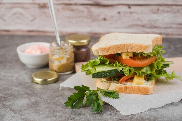 Sándwich de ángulo alto con salsa