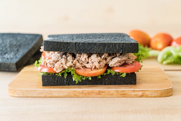 sándwich de atún con carbón