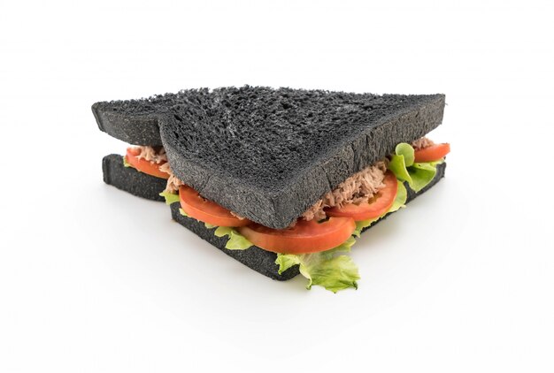 sándwich de atún con carbón