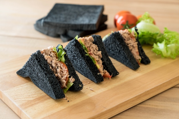 Foto gratuita sándwich de atún con carbón