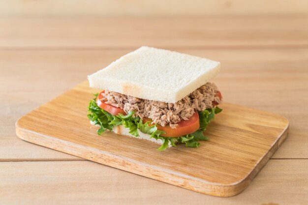 sandwich de atún en madera