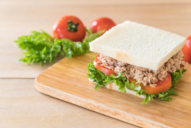 sandwich de atún en madera