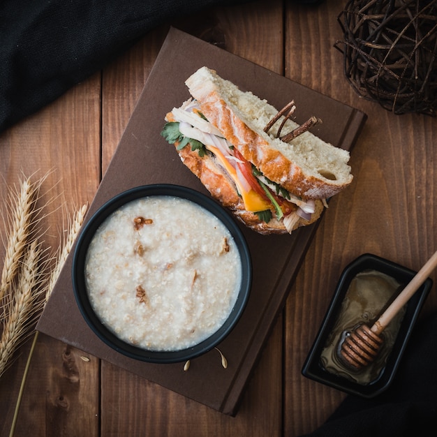 Foto gratuita sandwich y avena para el almuerzo o la cena.