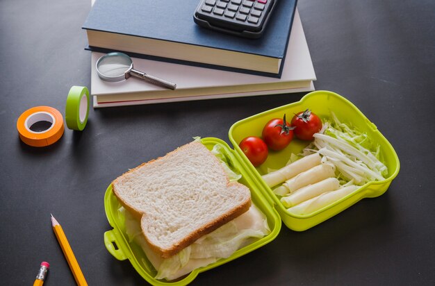 Sandwich en caja con materiales de estudio