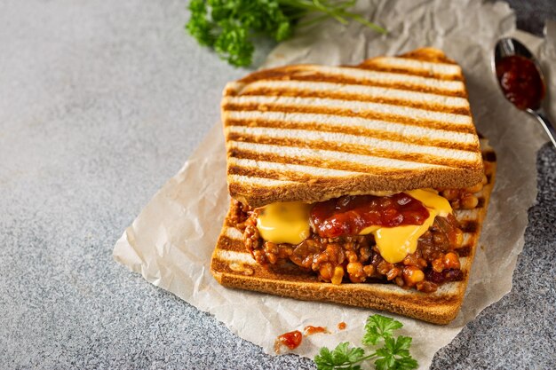 Sándwich con carne molida