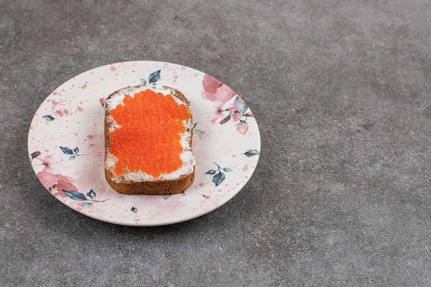 Foto gratuita sándwich casero fresco con caviar rojo.