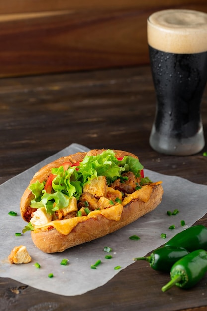 Foto gratuita sándwich casero relleno de pollo y verduras y un vaso de jugo carbonatado frío