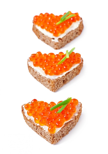 sandwich con caviar rojo en forma de corazón