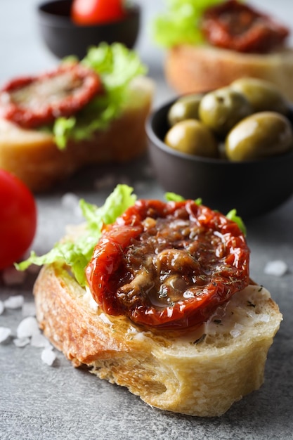 Foto gratuita sándwich con concepto de snack sabroso tomate secado al sol