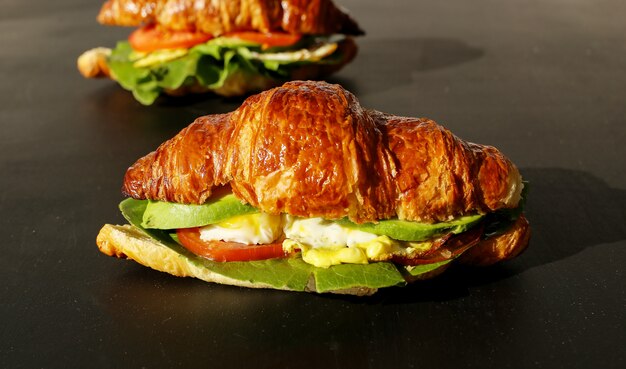 sándwich de croissant vegetal