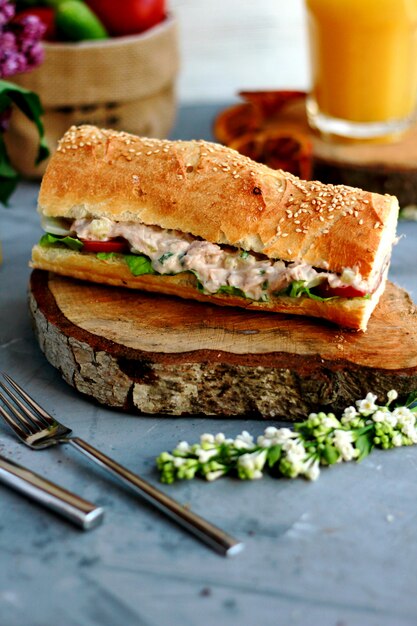 Sandwich en el escritorio con jugo de naranja