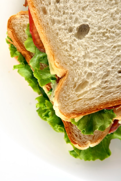 Foto gratuita sandwich fresco en la mesa