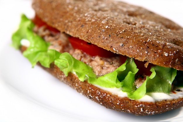 Sandwich fresco con verduras frescas
