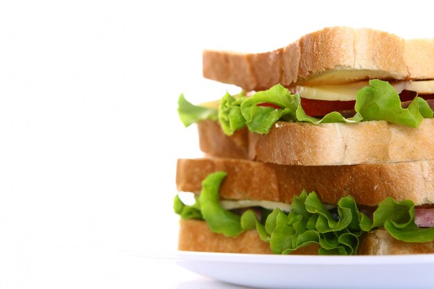 Sandwich fresco con verduras y tomates.