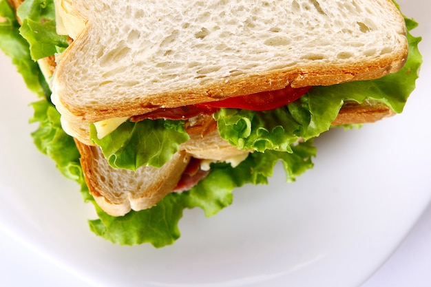 Sandwich fresco con verduras y tomates.