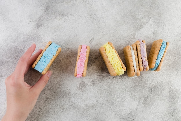 Foto gratuita sándwich de galletas rellenas de helado.