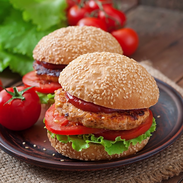 Sandwich con hamburguesa de pollo, tomate y lechuga