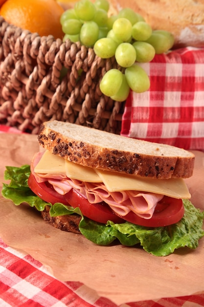 Sándwich de jamón y queso con cesta de picnic