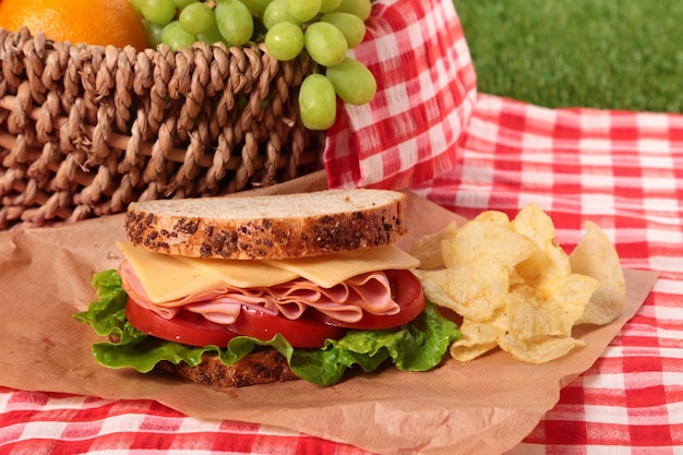 Sándwich de jamón y queso con patatas fritas