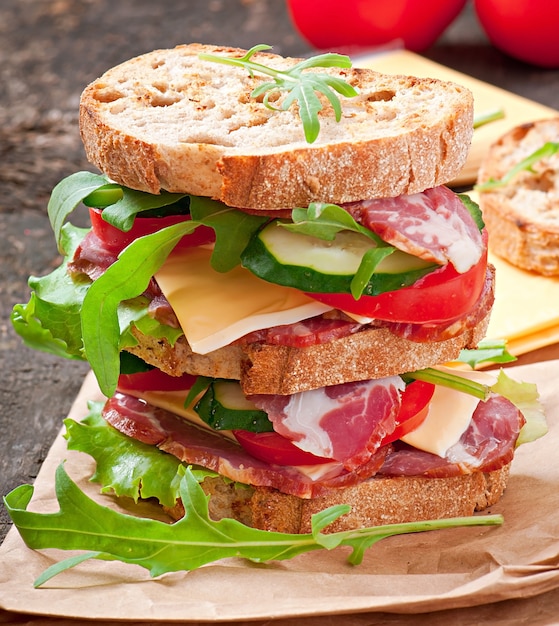 Sandwich con jamón, queso y verduras frescas.