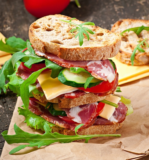 Sandwich con jamón, queso y verduras frescas.