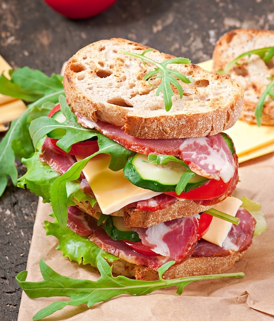 Sandwich con jamón, queso y verduras frescas.