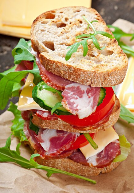 Sandwich con jamón, queso y verduras frescas.