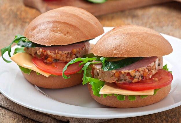 Sandwich con jamón, queso y verduras frescas.