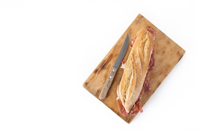 Sándwich de jamón serrano español aislado sobre fondo blanco.