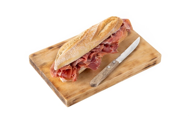 Sándwich de jamón serrano español aislado sobre fondo blanco.