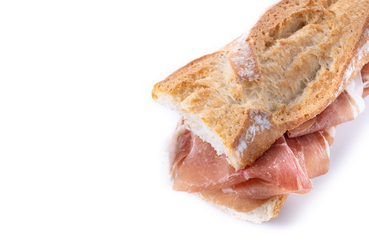 Foto gratuito sándwich de jamón serrano español aislado sobre un fondo blanco
