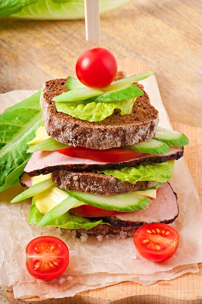 Sandwich con jamón y verduras frescas