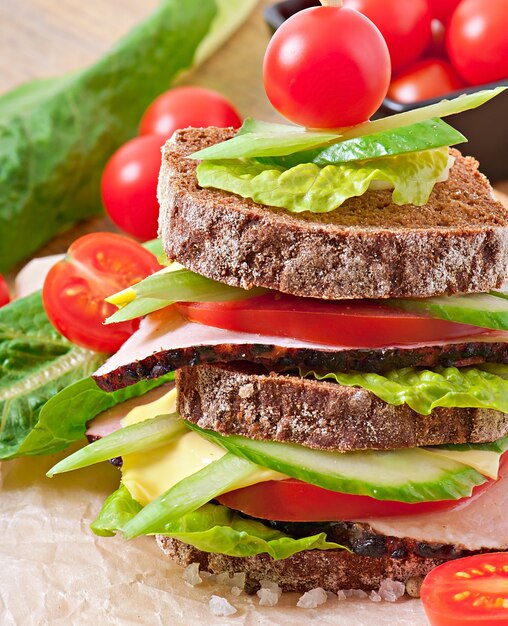 Sandwich con jamón y verduras frescas