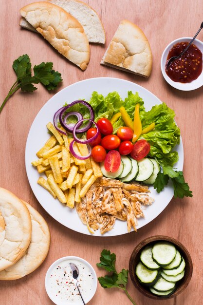 Sándwich de kebab árabe con carne y verduras