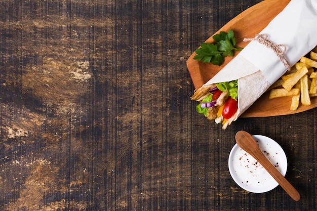 Sándwich de kebab árabe endecha plana de madera