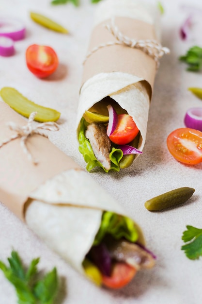 Foto gratuita sándwich de kebab árabe envuelto en pita fina