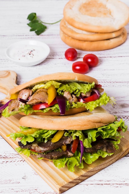 Foto gratuita sándwich de kebab árabe con pan focaccia