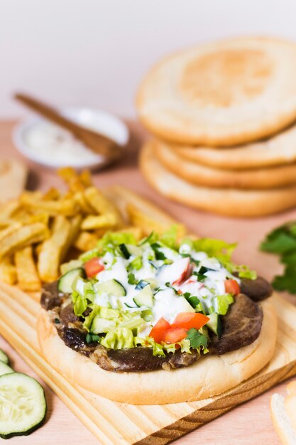 Sándwich de kebab árabe y salsa en pan de pita