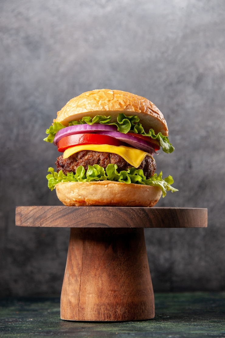 Photo Gratis sandwich lezat di papan kayu pada permukaan warna campuran gelap dengan ruang kosong