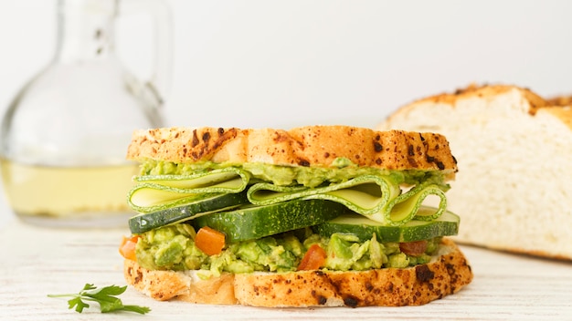 Sandwich de pan con semillas y verduras