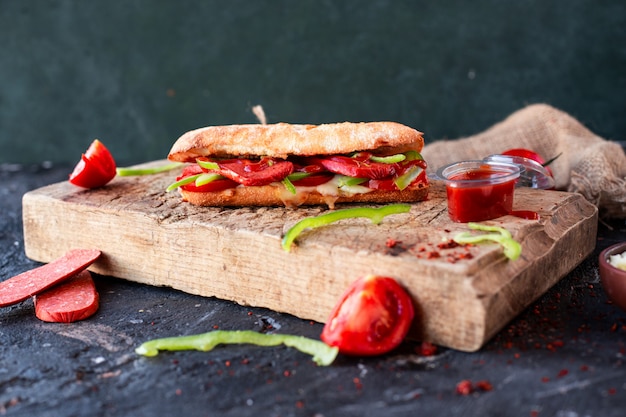 Foto gratuita sandwich de pan tandir con sucuk turco y verduras