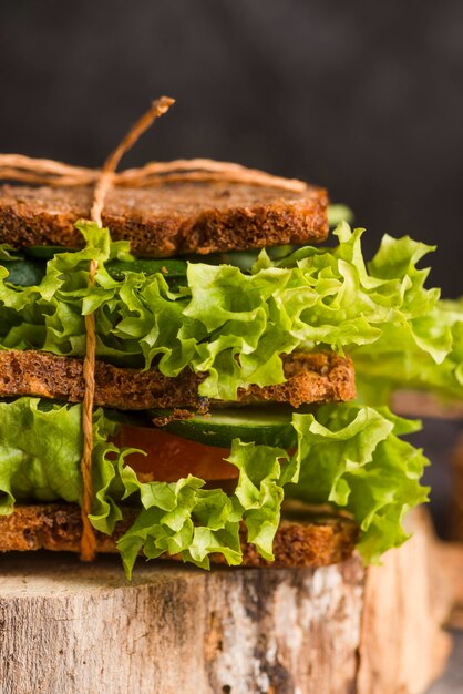 Sándwich de pan tostado de alto ángulo sobre tabla de madera