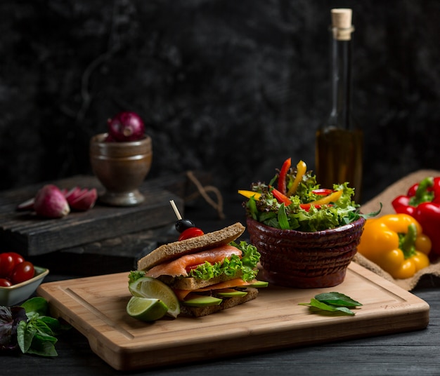 Sándwich de pan tostado casero con ingredientes mixtos en el medio.