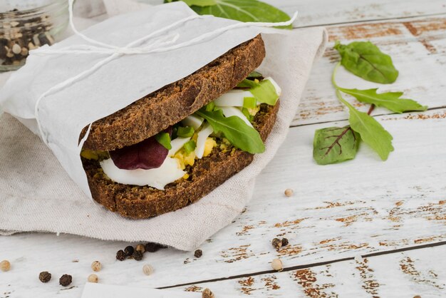 Sándwich de pan tostado envasado de alto ángulo