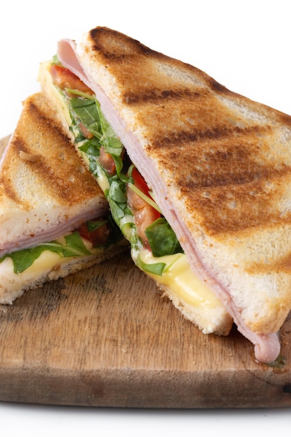 Foto gratuita sándwich de panini con jamón queso tomate y rúcula aislado sobre fondo blanco.